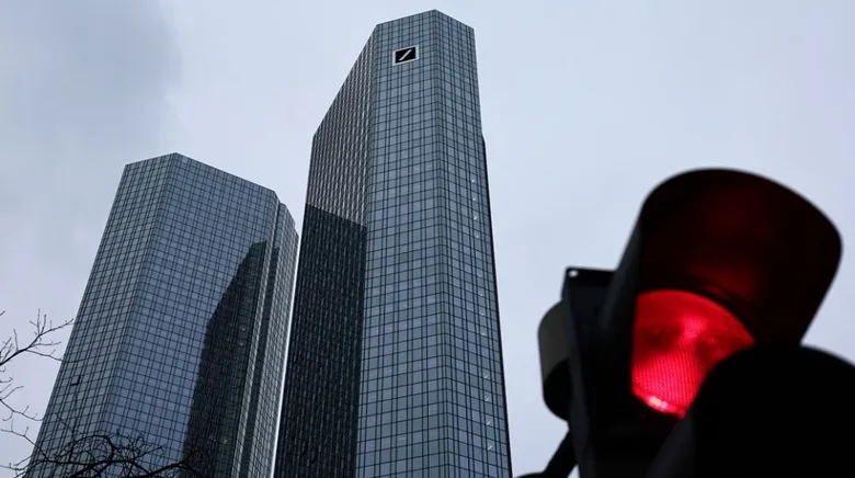 У найбільшому банку Німеччини пройшли обшуки. Розслідування пов'язують із компаніями Абрамовича