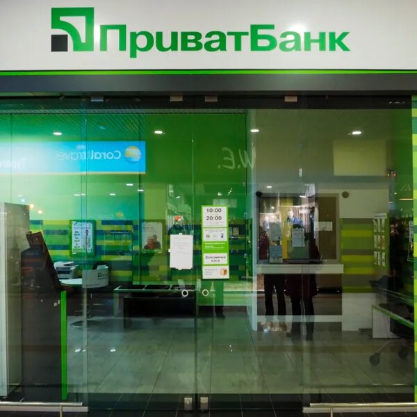 ПриватБанк на тлі конфлікту з карткою запустив цілодобову лінію підтримки для ветеранів.
