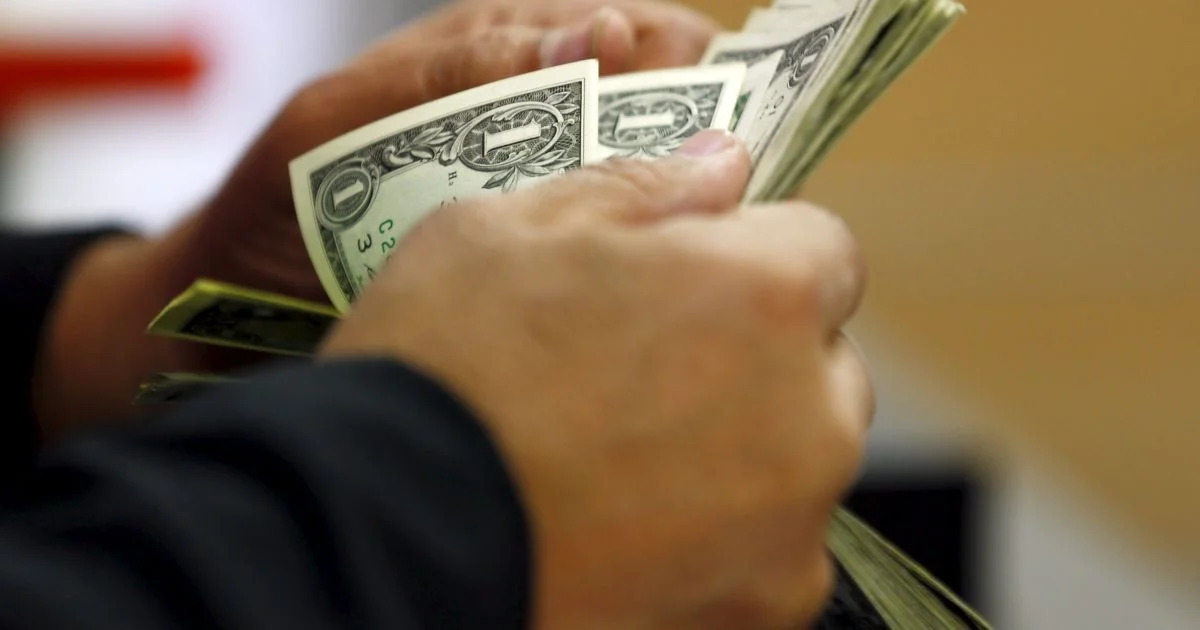 Коли українцям вигідніше купувати долари та євро — поради фінансистів