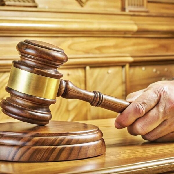 Причина позову: десятирічний син судиться з батьком.