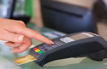 Зміна в поведінці українців при розрахунках картками: статистика Нацбанку