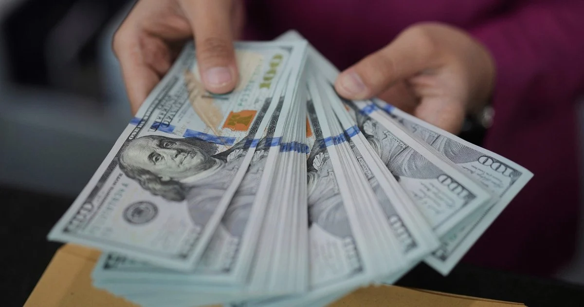 Жінка виманила у дитини гроші та золото