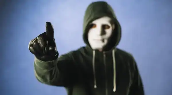 Пенсионера перепутали с отцом криптомиллионера и чуть не запытали до смерти