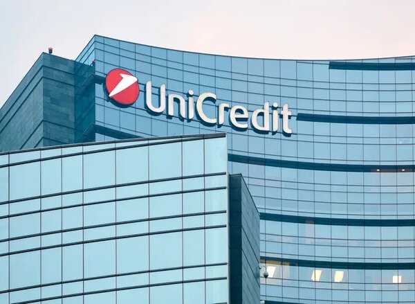 Італійський гігант банкінгу запропонував придбати Commerzbank.