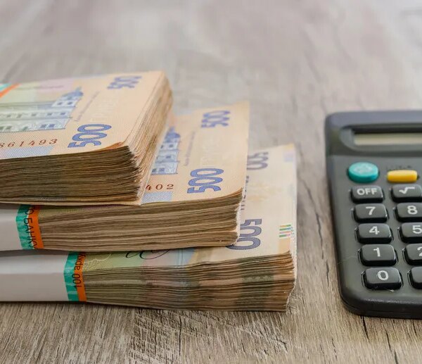 Долар офіційно подорожчав: курс сягнув позначки у 44 гривні.