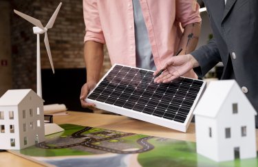 сонячні електростанції люди макети вітряки