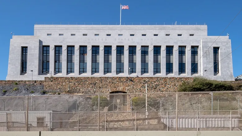 Монетний двір США тимчасово прибрав оливкову гілку з монети номіналом 10 центів &ndash; фото