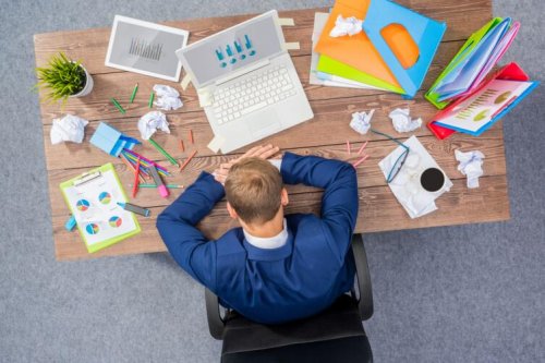 Про що говорить безлад на робочому столі і чи варто з ним боротися?