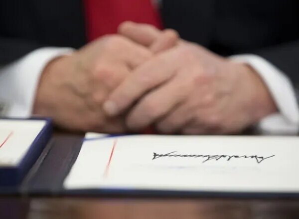 Трамп порушує вікову традицію. Знак діючого президента вперше буде на…