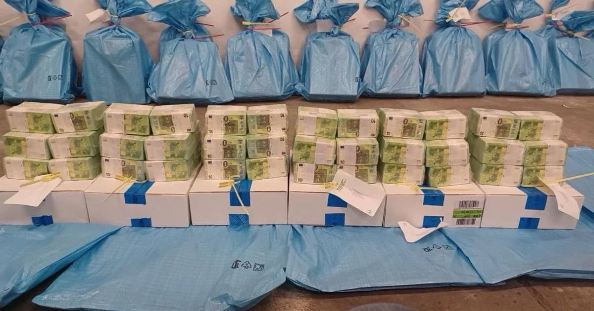 В Угорщині показали гроші та золото, яке конфіскували у затриманих українців