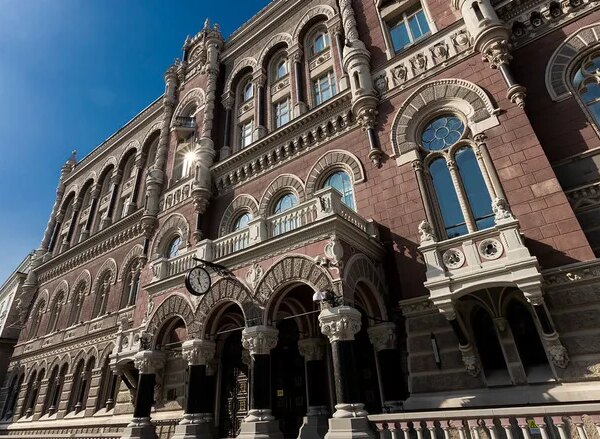 Нацбанк знову закликає не ускладнювати життя ПЕПам.