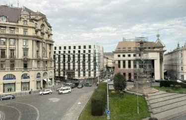 Львівські обранці виділили ділянку під стоянку коло монумента Міцкевичу