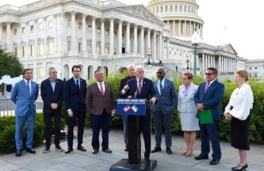 Американський парламент схвалив закон про військову підтримку України та заходи проти Росії.