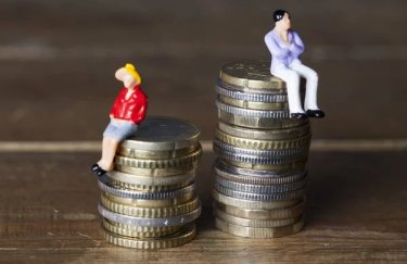 Чоловічий заробіток випереджає жіночий на 9 тисяч: у яких сферах найглибша різниця