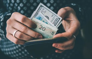 Банківські експерти окреслили найкращий метод накопичення коштів для українців: долар чи національна валюта