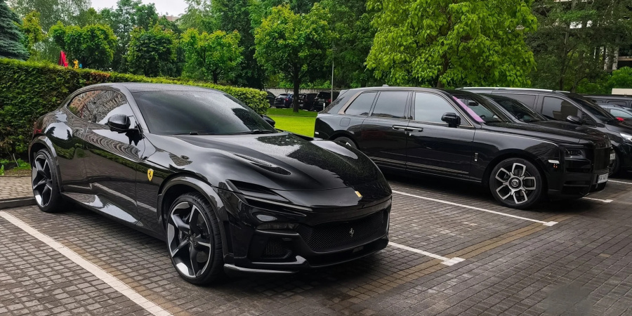 Незважаючи на зменшення зацікавленості до автомобілів класу люкс, автопарк України не припиняє поповнюватися унікальними транспортними засобами.