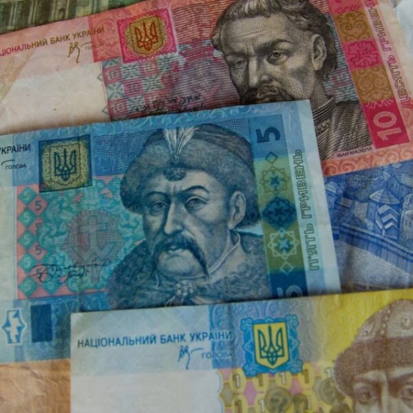 Ось гривні, від яких слід позбутися: українців попередили про недійсні купюри