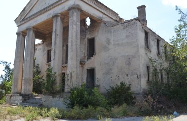 Будинок культури у два поверхи, збудований із черепашнику, доступний для…