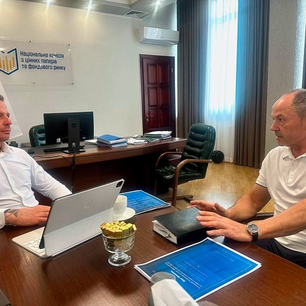 Голова Національної комісії з цінних паперів та фондового ринку (НКЦПФР) Ірина Семенюк провела зустріч з віце-прем’єр-міністром Сергієм Тігіпком. Головною темою обговорення стало питання залучення приватних інвестицій до українського фондового ринку.