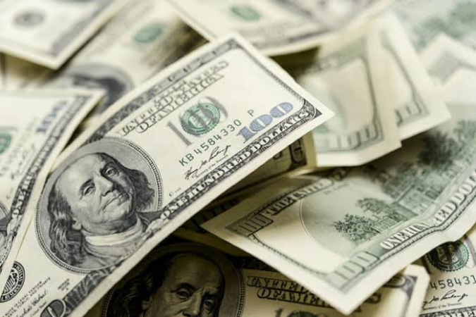 У вівторок, 28 липня, на готівковому ринку середній курс долара зріс на 6 копійок у купівлі та на 2 копійки у продажу.