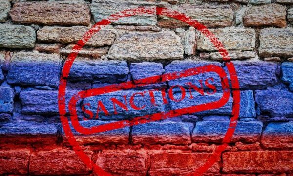 Європейський Союз наклав санкції на 33 російські банки, включно з обмеженнями щодо SWIFT.
