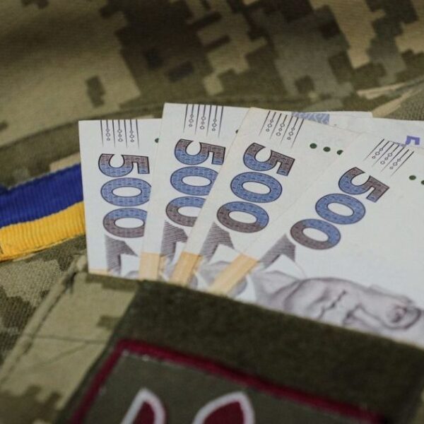 Додаткові 10 тисяч гривень для військовослужбовців: хто має право на виплати, а хто ні