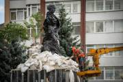 У столиці знімають захист з монументів: розпочато роботи біля пам’ятника…