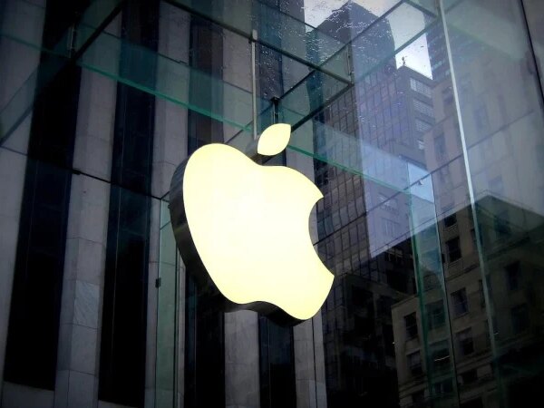 Apple знову зайняла першу позицію серед найдорожчих компаній світу, обійшовши Nvidia, повідомляє Мінфін.