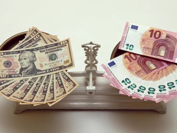Долар сягає 45,70 грн, євро — 52,50 грн: банкір озвучив прогноз курсу на серпень — Мінфін