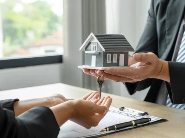 Нотаріуси перевірятимуть продавців нерухомості у реєстрі боржників: коли угоду можуть зупинити — Мінфін