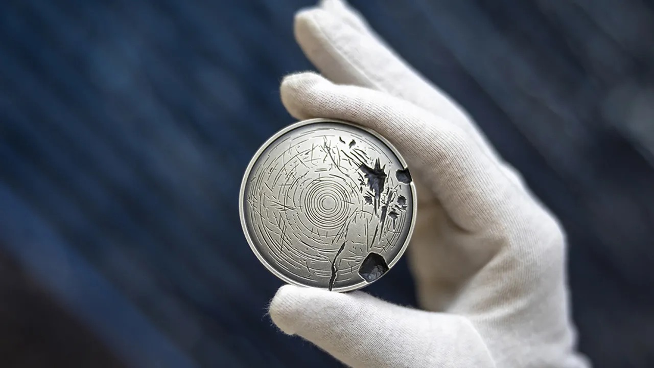 У День Незалежності України, 24 серпня 2026 року, Національний банк України ввів у обіг пам’ятну монету «До 35-річчя Незалежності України», йдеться у повідомленні регулятора.► Читайте сторінку «Мінфіна» у Фейсбуці: головні фінансові новиниЩо відомо про монетуМонета продовжує серію «Українська держава» та присвячена 35-тій річниці проголошення незалежності України — одній із найважливіших подій сучасної історії української державності, що втілила тисячолітнє прагнення українського народу до свободи.