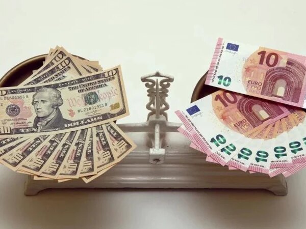 Долар сягне 45,70 грн, євро — 52,50 грн: банкір передбачив курс на серпень — Мінфін