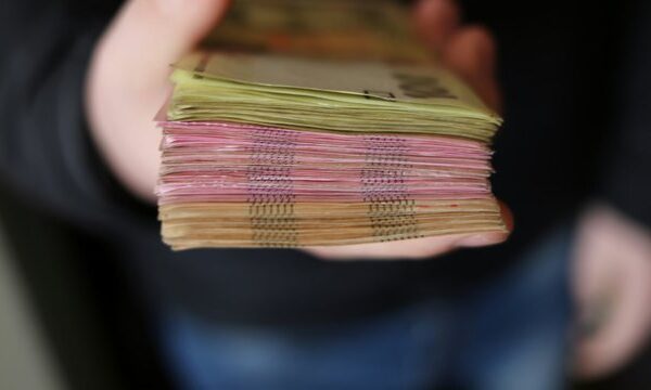 Більше ніж 80% звичайних українців не задоволені своїми статками для гідного існування, згідно з дослідженням ЄБА.