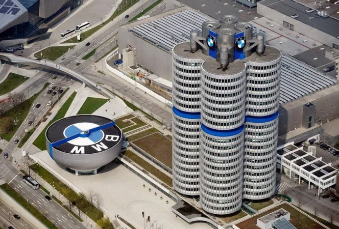 Німецький автогігант BMW AG пропонує тисячам своїх працівників у Німеччині добровільні компенсаційні пакети, оскільки автовиробник намагається оптимізувати свою структуру, щоб ефективніше конкурувати з китайськими суперниками.