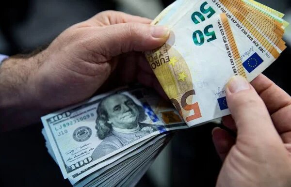 Долар та євро втратили в ціні: Нацбанк визначив курси валют на 12 серпня — Мінфін