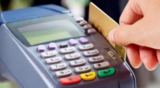 Українці все частіше обирають безготівкові платежі: 96% розрахунків картками здійснюються без готівки — повідомили в Мінфіні.
