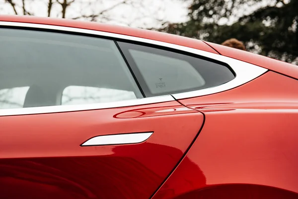 Tesla відкликає три мільйони електромобілів у Китаї через проблеми з безпекою дверей.