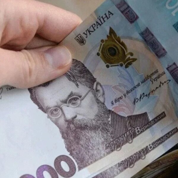 Невідома жінка передала чоловікові 213 000 гривень біля Дніпра: що він вчинив