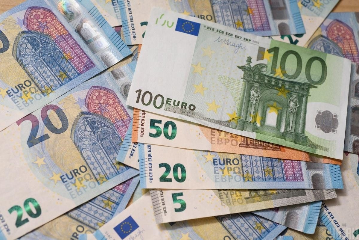 У понеділок, 31 серпня, середній курс долара додав 1 копійку в купівлі та 2 копійки в продажу.