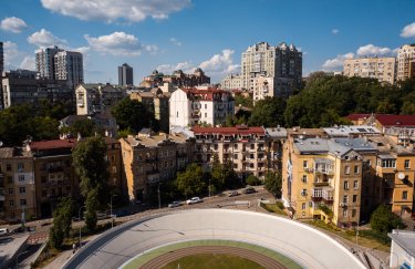 Які райони Києва показали найбільшу кількість придбаних квартир протягом року та за яку середню вартість
