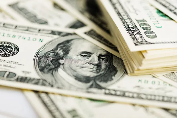 Національний банк України вже сім тижнів поспіль продає на міжбанківському валютному ринку понад $1 млрд на тиждень.