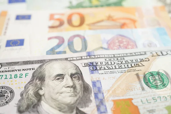 Долар виріс, євро впало: курс Нацбанку на 25 серпня — Мінфін