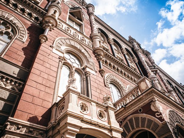 Національний банк України четвертий тиждень поспіль реалізує понад мільярд доларів на міжбанківському ринку, як повідомляє Міністерство фінансів.