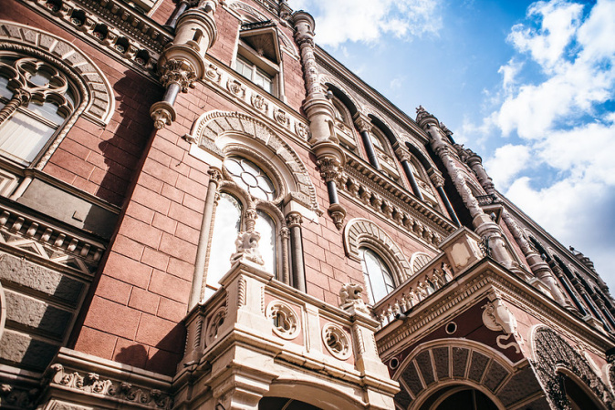 НБУ четвертий тиждень поспіль продає понад $1 млрд на міжбанку