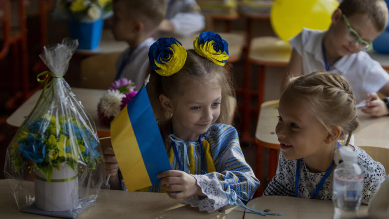 За інформацією Кабінету Міністрів України, батьки дітей, які у 2026−2027 навчальному році йдуть до першого класу, вже можуть подати заяву на отримання одноразової допомоги за програмою «Пакунок школяра».