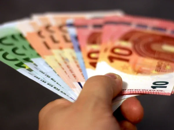 Європейські мінімальні зарплати: лідери за рівнем оплати праці та позиція України — Мінфін