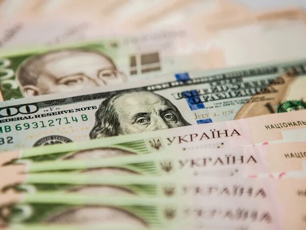 Долар стрімко втратив вартість, євро знову зростає: курс Нацбанку на 31 липня — Мінфін