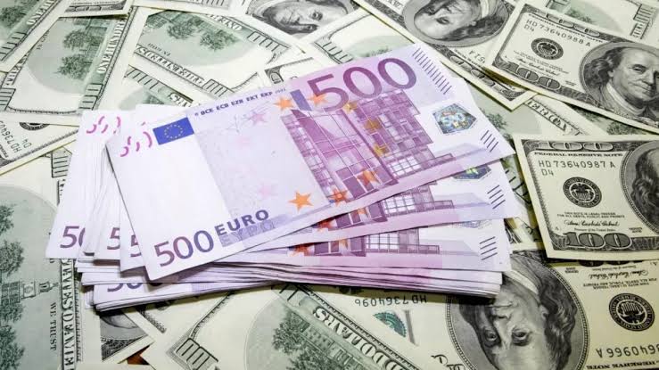 Після завершення роботи міжбанківського ринку у п'ятницю, 21 серпня, вартість долара збільшилася на 3 копійки при купівлі та на 2 при продажу, а євро стало дорожчим на 2 копійки у продажній ціні.► Підпишіться на сторінку «Мінфіна» у Фейсбуці: найважливіші фінансові новиниРинкові показники Валюта Початок сесії 21 серпня Кінець сесії 21 серпня Динаміка долар 44,63/44,67 44,66/44,69 3/2 євро 52,19/52,23 52,19/52,21 0/2 На ринку готівкової валюти курс української грошової одиниці до зеленого американського еквіваленту коливається в межах 44,44/44,93 грн.