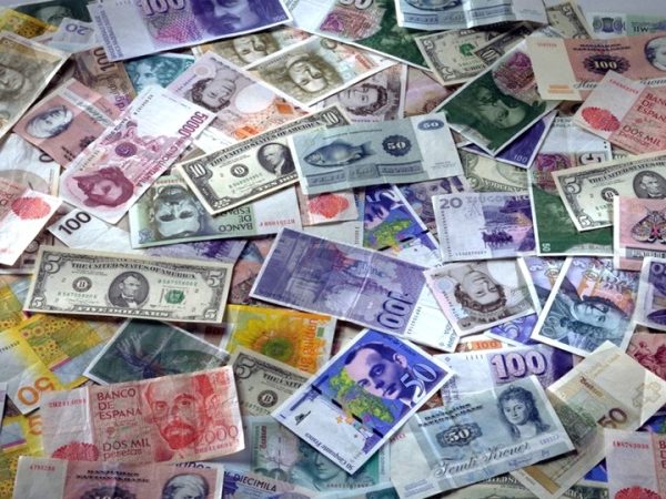 Рубль встановив новий антирекорд, ставши одним із головних аутсайдерів світового ринку — Мінфін