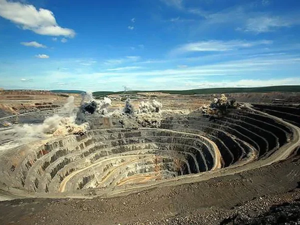 Полтавський гірничо-збагачувальний комбінат призупиняє роботу через труднощі з логістикою та податком на додану вартість, повідомляє Міністерство фінансів.
